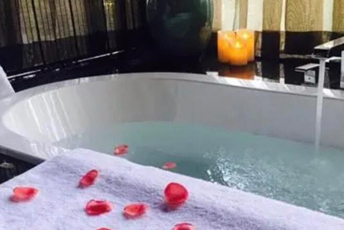 南京栖霞水疗池中的失重冥想：当身体学会漂浮